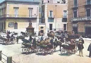 La piazza con le carrozzelle all'uscita della stazione